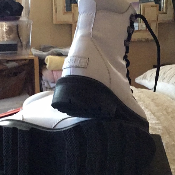 Sorel boots - Picture 4 of 4